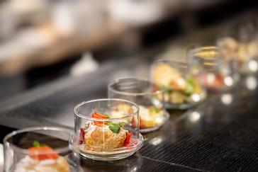 Restaurace Talíř | Prague | Photogallery | Apples in puff pastry with white chocolate sauce