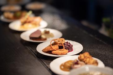 Restaurace Talíř | Prague | Photogallery | Duck confit, cinnamon-scented red cabbage, potato pancakes and duck crackling